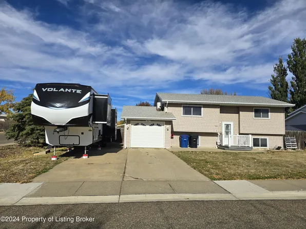 980 26th St W, Dickinson, ND 58601