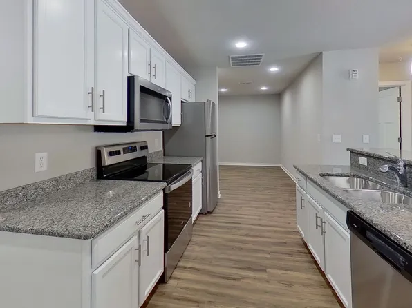 2008 American Eagle Dr APT 63, Slinger, WI 53086