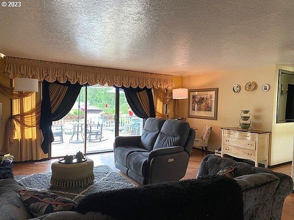 Living Room/Dining Room>