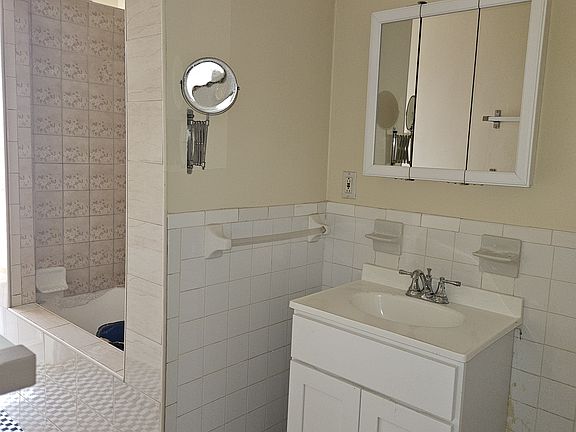 4th image of 238 Putnam Ave #4