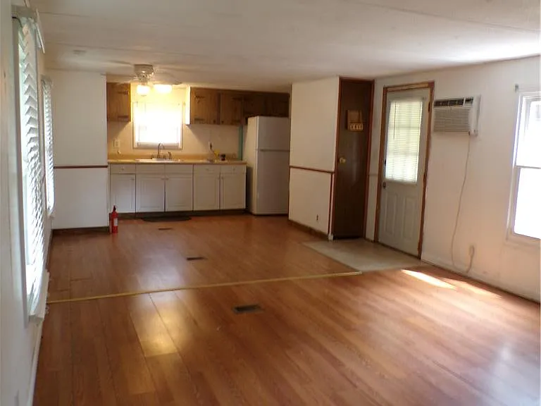 717 Washington St — Photo 2