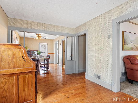 5th image of 609 W Maple St