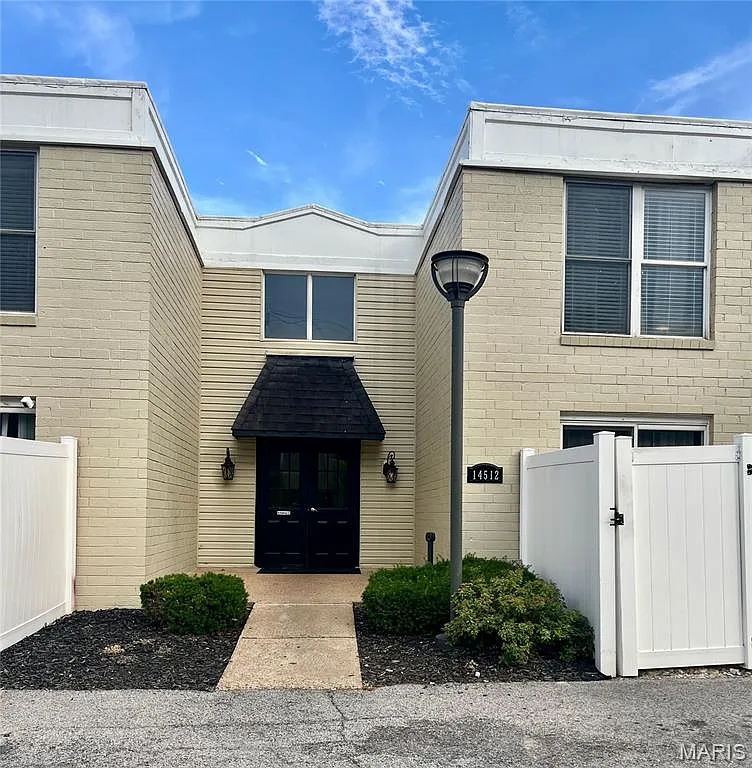 2 bed, 2.0 bath, 945 sqft, $1,400 — Photo 1