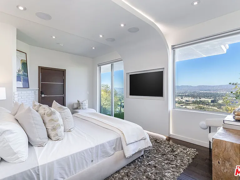 7177 Pacific View Dr — Photo 14