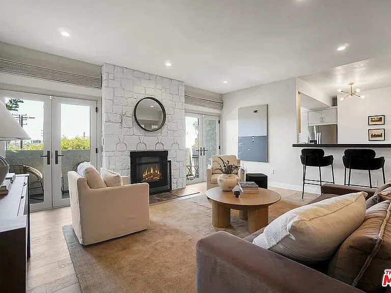 166 S Hayworth Ave #201 — Photo 2