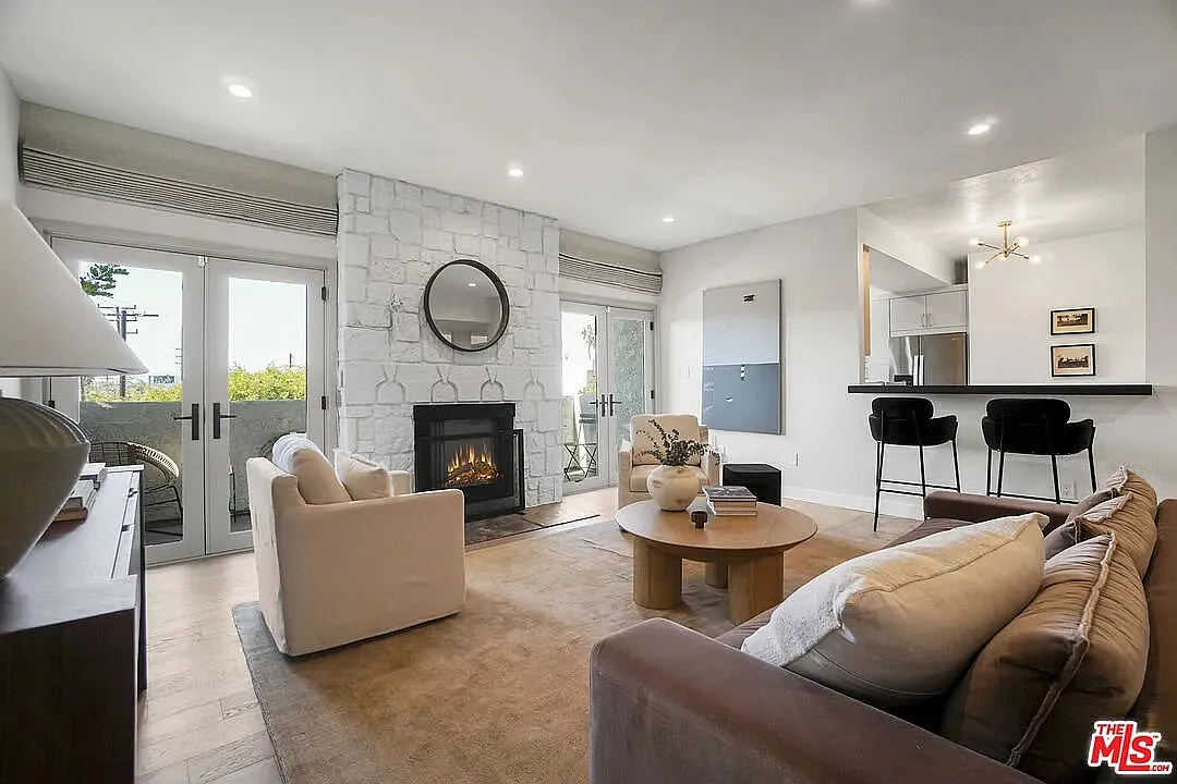 Building Photo - 166 S Hayworth Ave #201