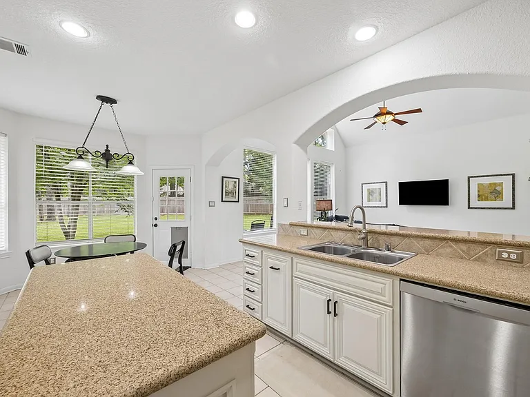14 Guinevere Pl — Photo 12