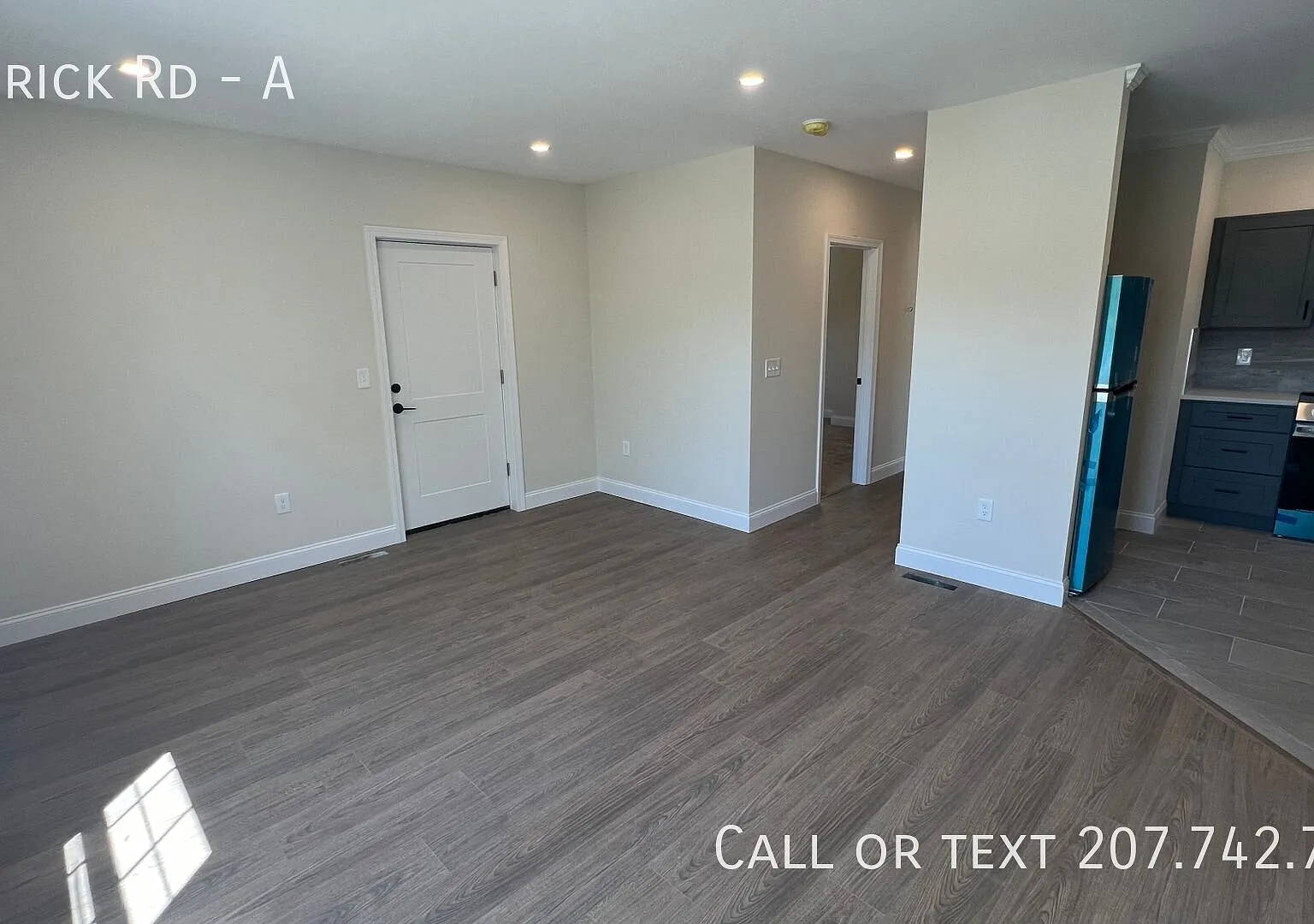 Like New! 1st Floor2 Bedroom Duplex, Small Porch In Unit AC and Laundry — Photo 4