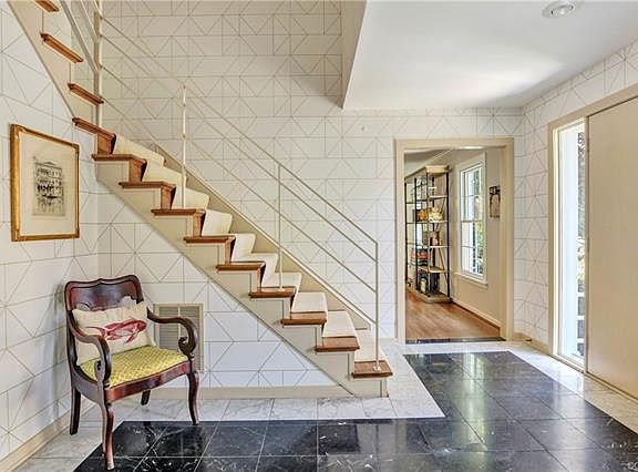 5th image of 101 N Erlwood Ct