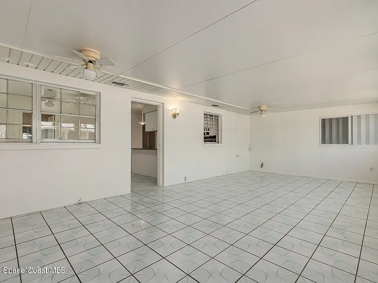 302 Emerald Pl E — Photo 13