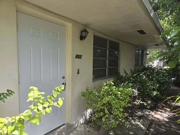 205 SE 7th St — Photo 3