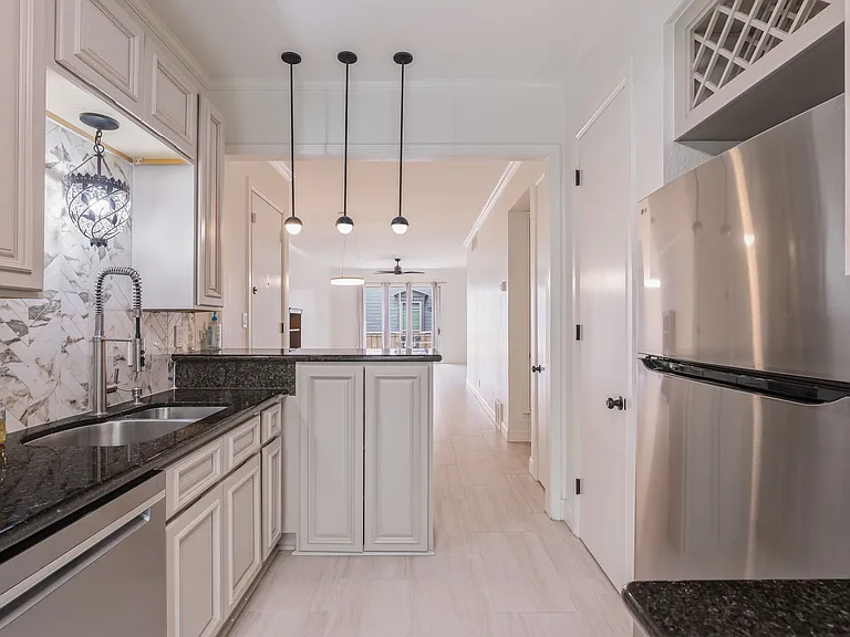 7711 Broadway St #3B — Photo 2