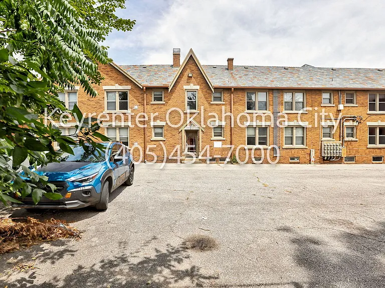Kamp's Court Apartments — Photo 13