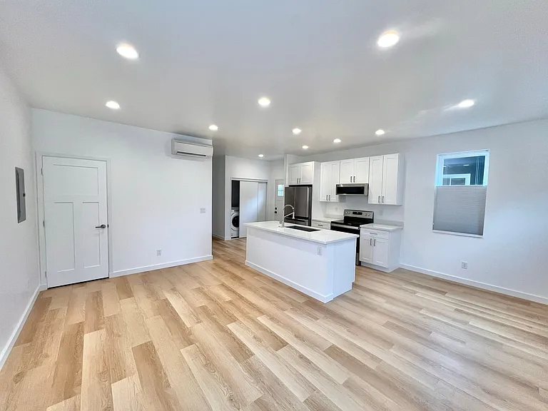 2223 Redwood Ave — Photo 13