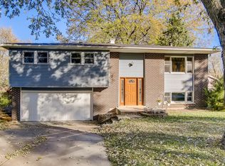 1611 Roslyn Rd, Roselle, IL 60172