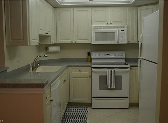 2nd image of 320 Seaview Ct APT 807