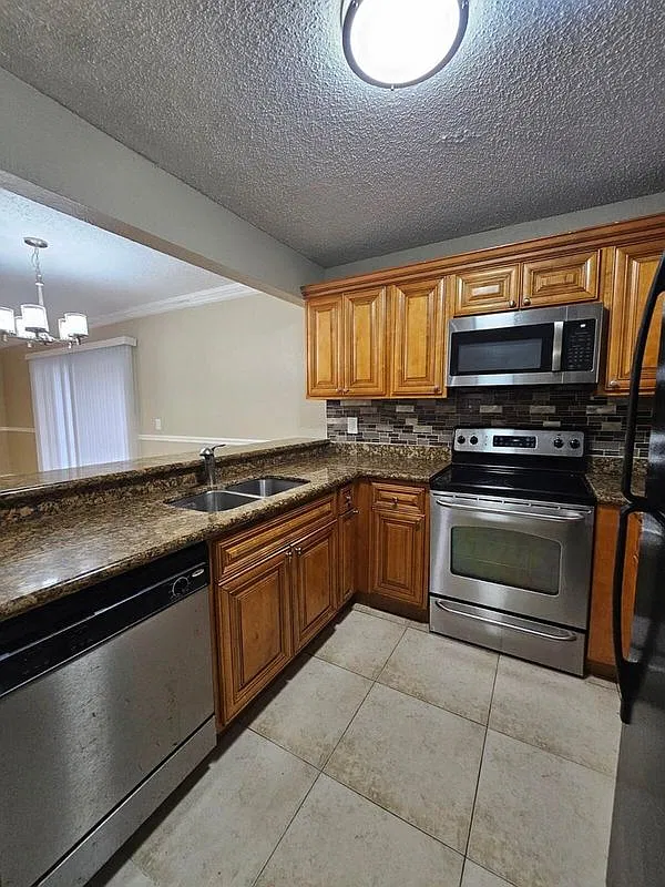 2 bed, 2.0 bath, 904 sqft, $1,950 — Photo 2