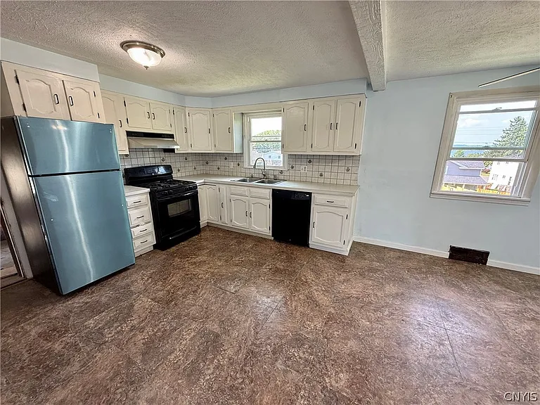 111 Deborah Dr — Photo 6