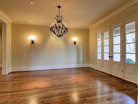 5th image of 621 Westbury Park Dr