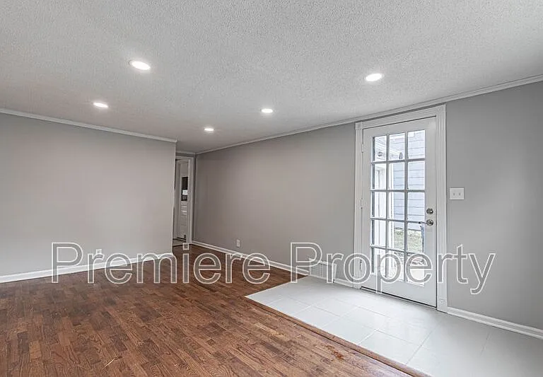 7826 Summit St — Photo 3