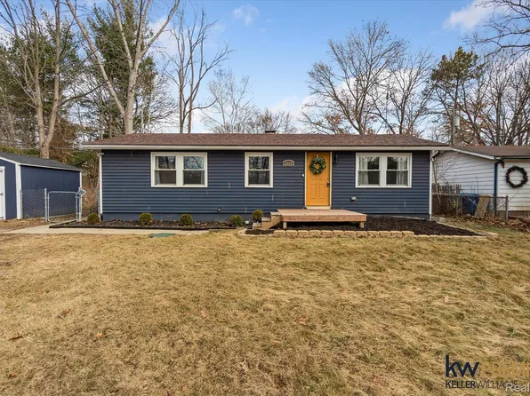 9660 Cooley Lake Rd, White Lake, MI 48386