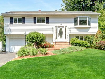 10 Charter Court, Dix Hills, NY, 11746