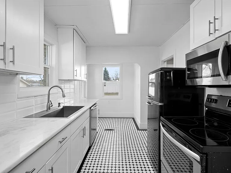 2618 N Ash St — Photo 6