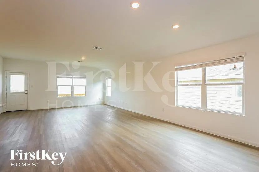 3 bed, 3.0 bath, 1966 sqft, $1,980 — Photo 3