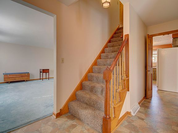 3rd image of 915 Mary St