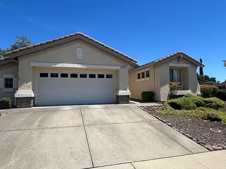 1205 Shadow Glen Ln — Photo 2