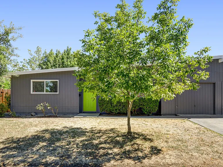 406 Scripps Dr — Photo 2