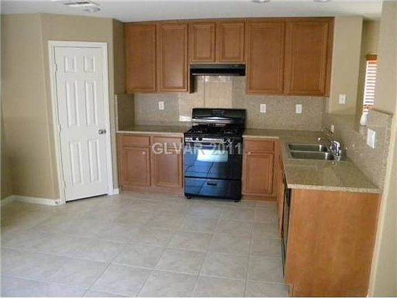 3rd image of 711 Loughton St