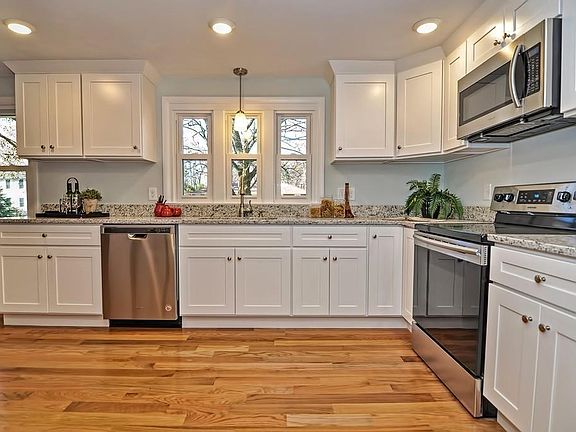 3rd image of 31 Brentwood Dr