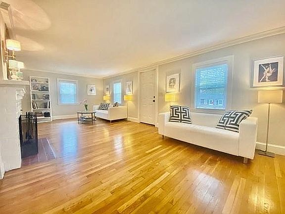5th image of 42 Willow St