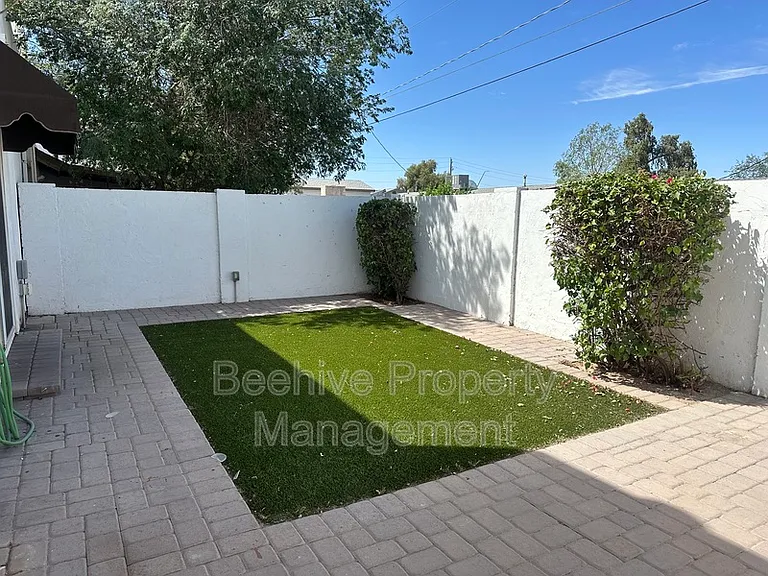 302 N Sycamore #19 — Photo 8