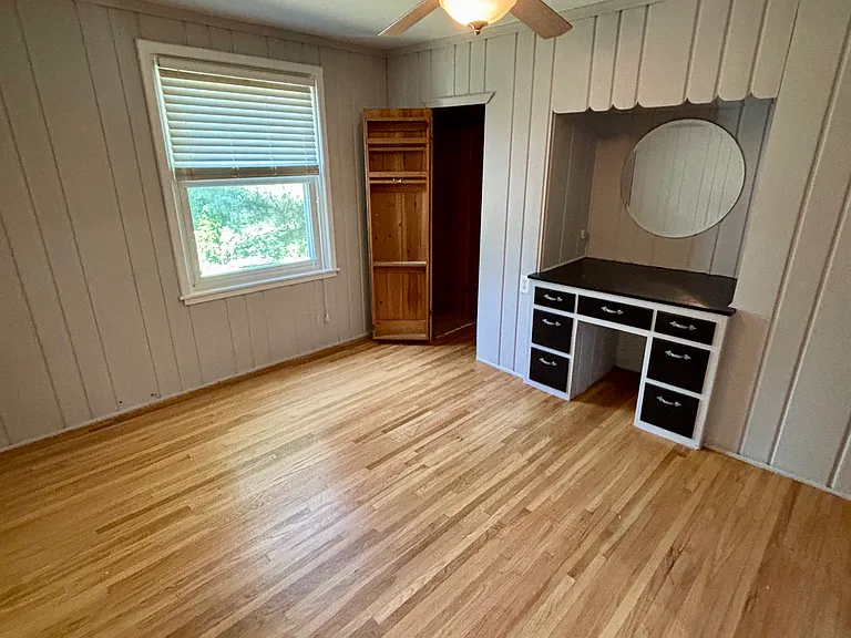 221 E Hughes St — Photo 20