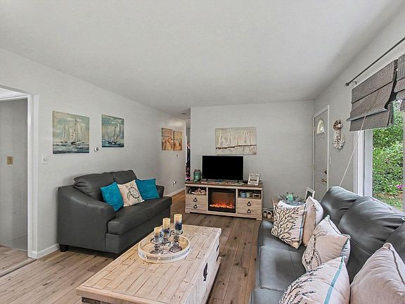 5th image of 45713 Peninsula Dr E