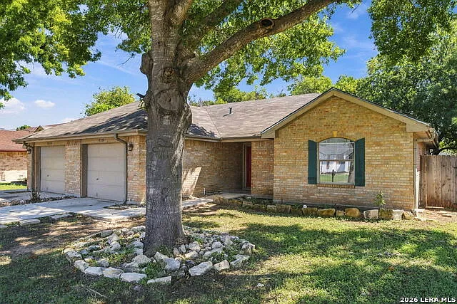 3 bed, 2.0 bath, 2406 sqft, $1,700 — Photo 2