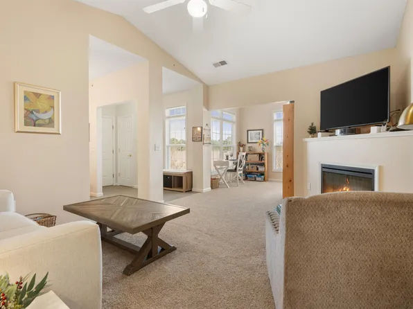 2511 Huntscroft Ln APT 303, Raleigh, NC 27617