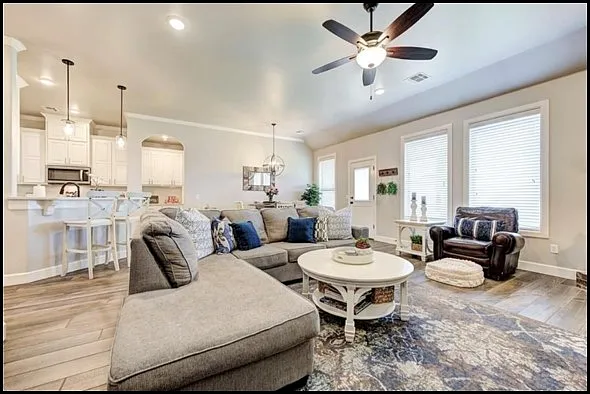 3 bed, 1713 sqft, $2,400 — Photo 2