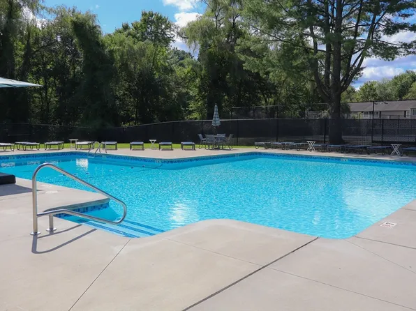 2 Village Hill Ln APT 3, Natick, MA 01760