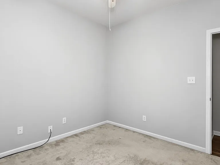 141 Canterbury Dr — Photo 32