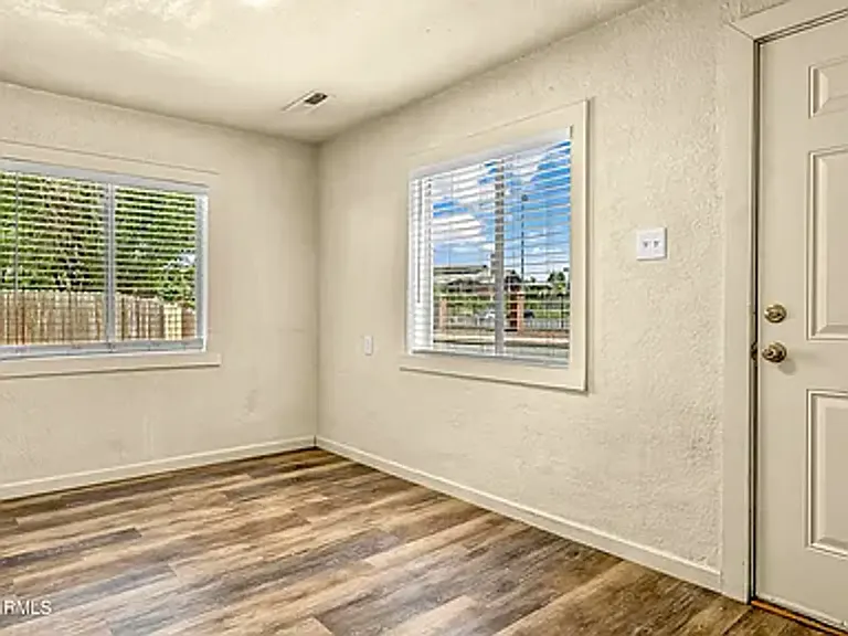 114 E Franklin Ave — Photo 13