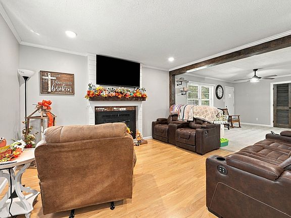 4th image of 2064 Oak Hill Rd