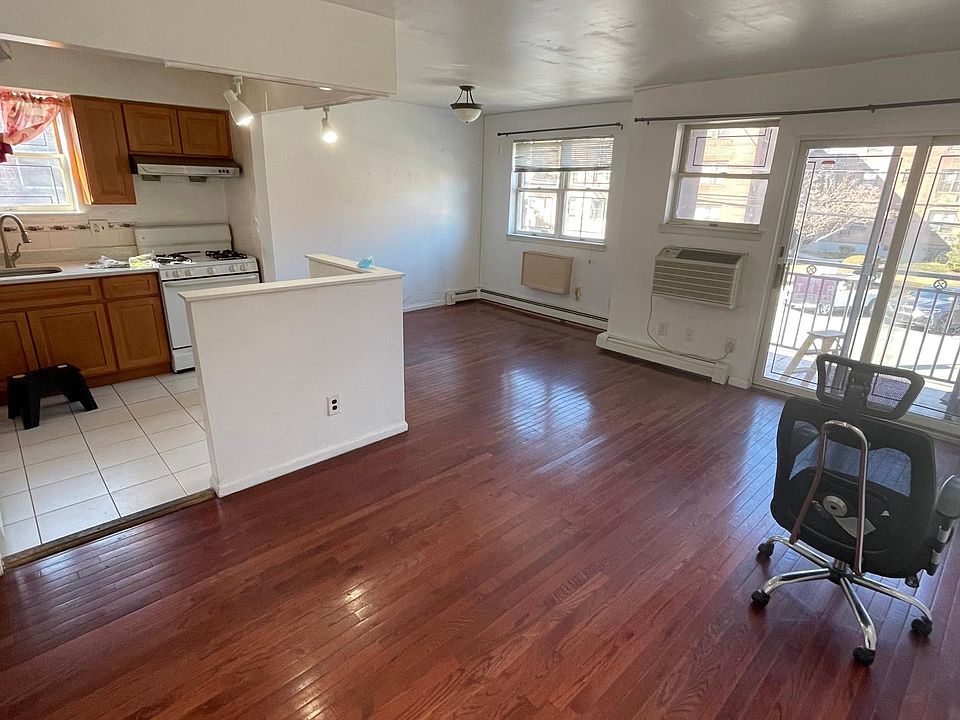 1st image of 16202 71st Ave APT 2