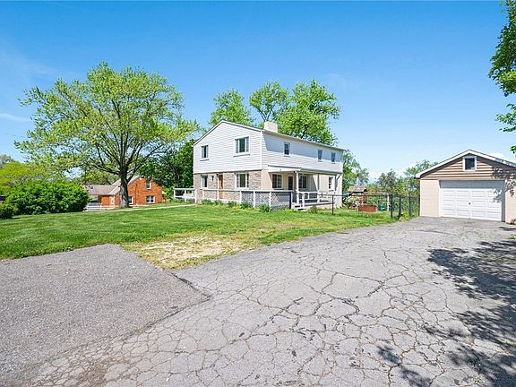 3rd image of 4 Marilyn Dr