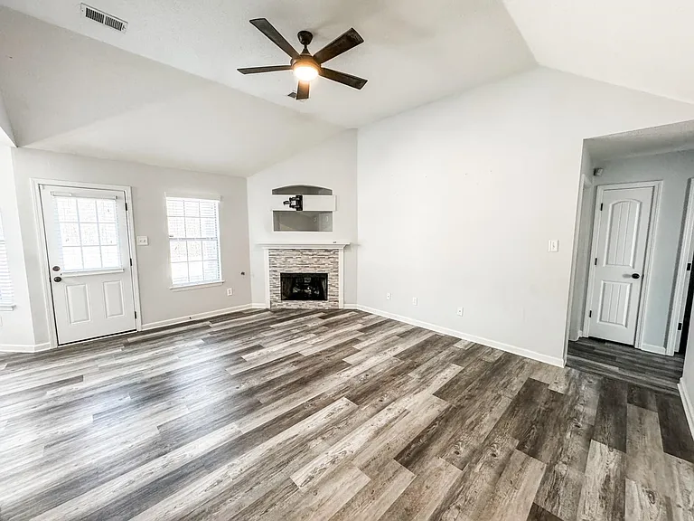 1645 Sawmill Creek Ln — Photo 2