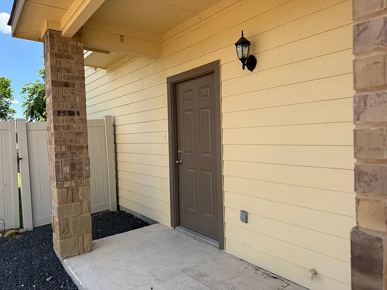 1139 Renee Way — Photo 2