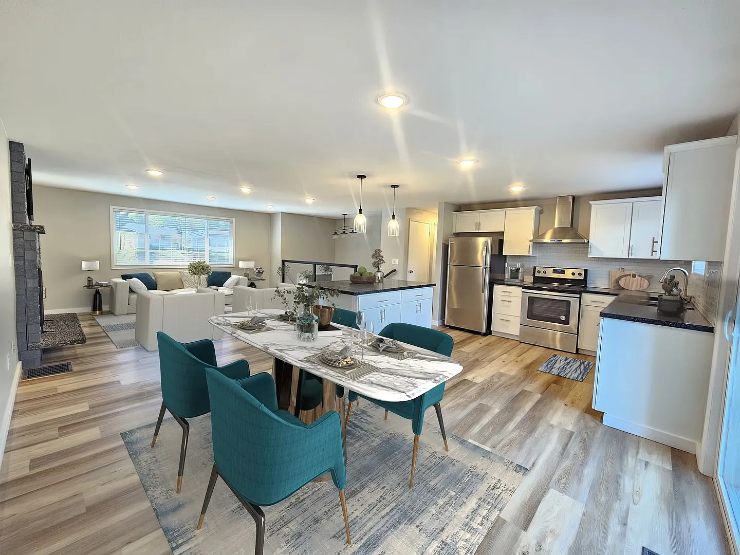 $3,100 - 3 Bed / 2 Bath Stunning and Modern Home in South Hill — Photo 2