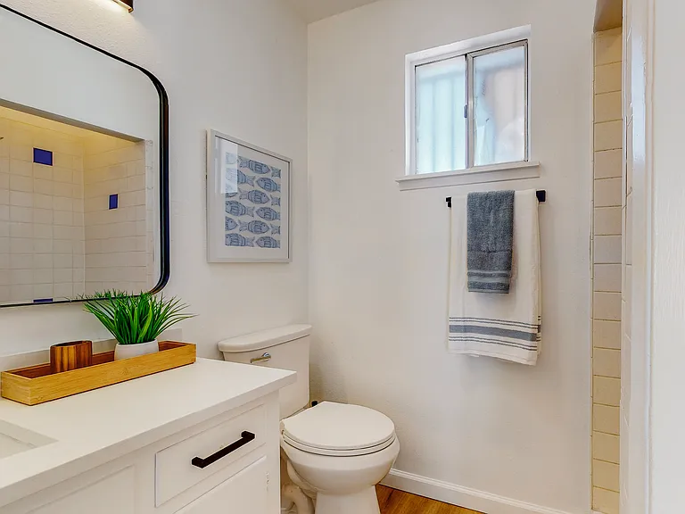 Remodeled / Fully Loaded / Furnished 2 Bed / 2 Bath in Uptown — Photo 20